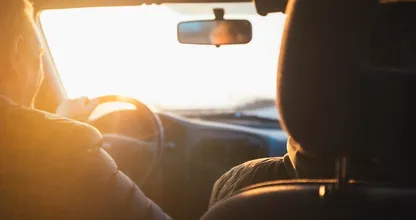 Veilig autorijden als de zon op z'n laagst staat: zo doe je dat