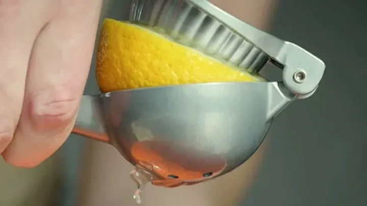 This is what you're doing wrong when you're squeezing a lemon