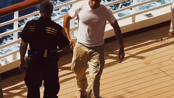 Gangue do Caribe embarca em navio de cruzeiro logo antes da partida - mas não contava com este corajoso veterano!