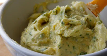 Die aller leckerste Kräuterbutter kannst du mit diesem fantastischem Rezept ganz einfach selbst machen!
