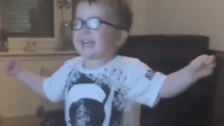Noel de batman- en dinosaurusfan gaat opnieuw viraal met DIT fantastische filmpje!