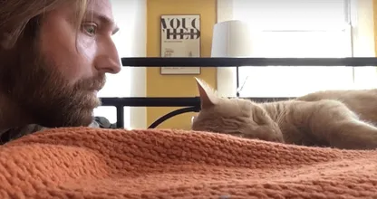 Deze kat maakt zijn baasje elke nacht op hetzelfde tijdstip wakker... En nu is het tijd voor wraak!