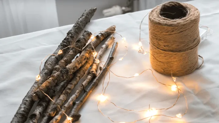 Van een paar oude takken kun je de mooiste kerstdecoratie van het jaar maken!