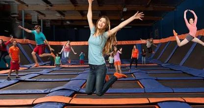 De grootste trampolinehal van Europa is nu gevestigd in Rotterdam. Woehoe!