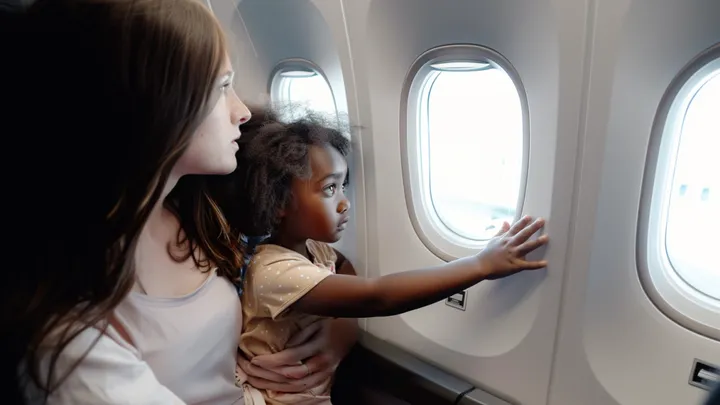 Eine Familie adoptiert ein fünfjähriges Mädchen, aber als sie lernt, Englisch zu sprechen, entdecken sie eine erschreckende Wahrheit!