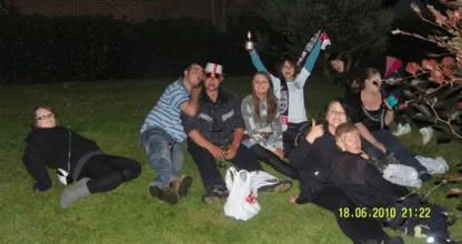 Als je goed naar deze vrolijke foto van een groep vrienden kijkt lopen de rillingen je over de rug....