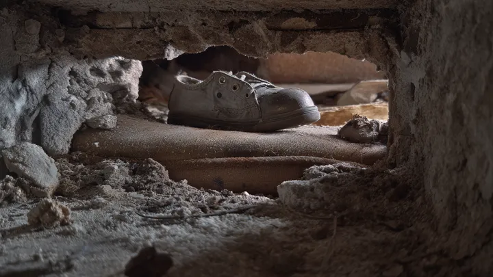Uma mãe encontra um segredo em sua casa que leva a uma surpresa ainda mais selvagem