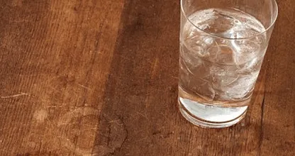 Onderzetters vergeten? Zo haal je die waterkringen uit je houten tafel