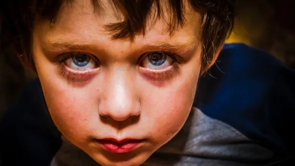 "Mama, er steht jetzt hinter dir". Das hier sind die gruseligsten Dinge die Kinder jemals zu ihren Eltern gesagt haben..!