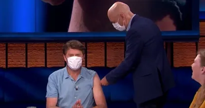 Beau laat zich live op tv vaccineren: ‘Ik vind het een eer’
