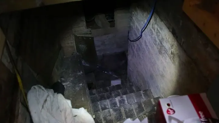 ¡Hombre encuentra una escotilla secreta en su casa: lo que está debajo te sorprenderá!