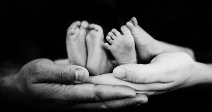 Hermanas gemelas dan a luz el mismo día, médico se sorprende al ver a los bebés