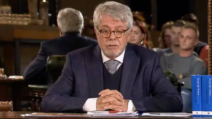 Vrouw neemt op bizarre manier wraak op bonkende 'zwaarlijvige' buurvrouw in 'Mr. Frank Visser doet uitspraak'