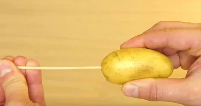 Sie sticht mit einem Schaschlikspieß in eine Kartoffel und DAS hier passiert dann damit! GENIAL und soo lecker!!