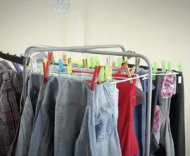 Hang jij de was weleens binnen op? Dit is waarom je dat beter niet meer kunt doen