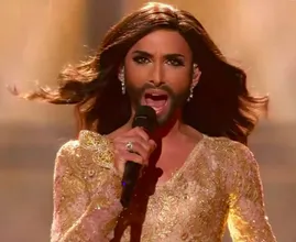 Conchita Wurst ist kaum wieder zuerkennen mit kurzem weißen Haar (und Bart!)