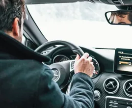 Dit is waarom je niet met een winterjas aan in de auto moet zitten