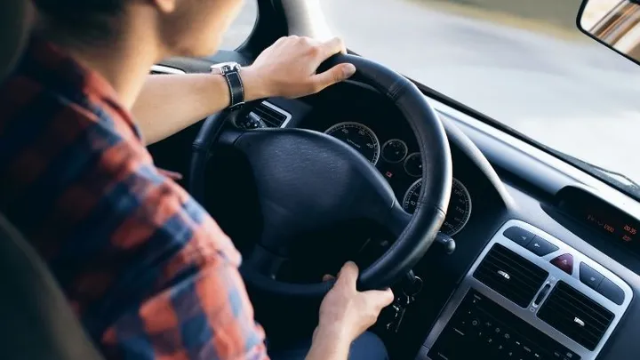 Dit is de veiligste (en gevaarlijkste) zitplaats in een auto