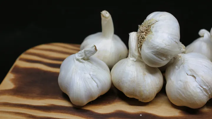 Here's How To Easily Get The Garlic Smell Off Your Hands