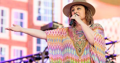 Trijntje Oosterhuis zingt emotioneel lied over overleden vader