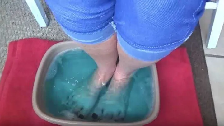 Uau, ela coloca os pés em um banho de Listerine e os efeitos são incríveis! Você deveria ver isso!