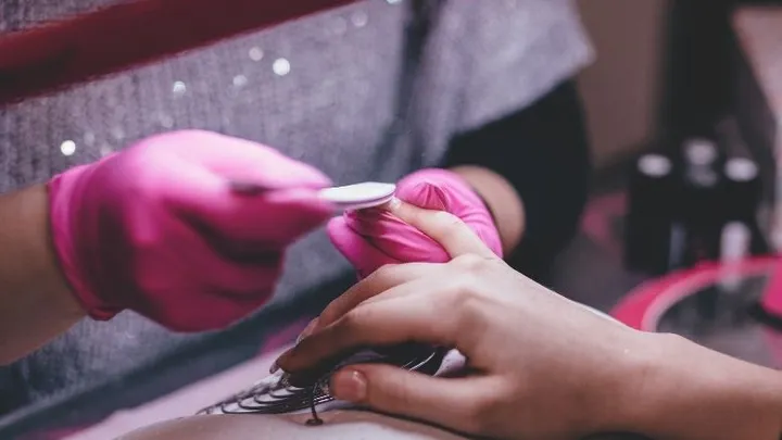 Vrouw met coronavirus verlaat quarantaine om haar nagels te laten doen