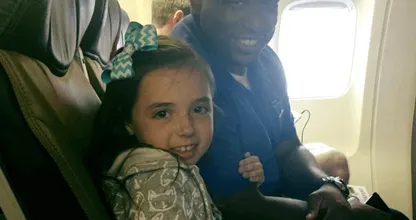 Viral van de dag: Deze steward maakt zich op geweldige wijze onsterfelijk bij dit 9-jarige meisje!