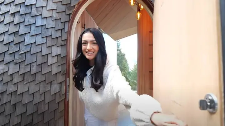 Deze 27-jarige dame woont in een huisje van slechts 14 vierkante meter, maar als je de binnenkant ziet, wil je er wel wonen!