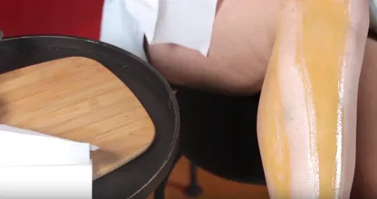 Sie schmiert sich Peanutbutter auf die Beine, der Effekt ist enorm! Hätten wir das früher gewusst.