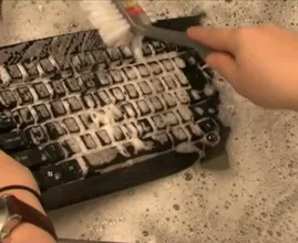 Mit diesem einfachen Trick ist das Reinigen der Tastatur einfacher den je