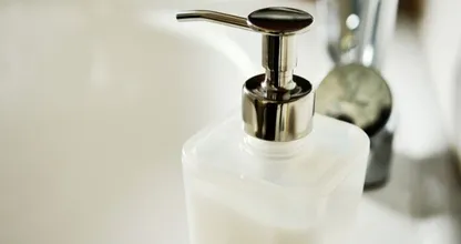 Zo maak je zelf vloeibare handzeep van een zeepblok