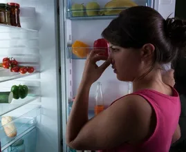 Stinkt dein Kühlschrank? Mit diesen Tricks verschwindet jeder Geruch ganz schnell!