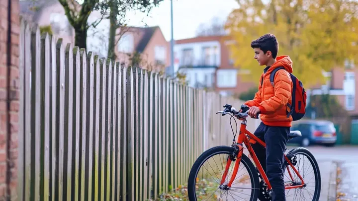 Um aposentado estava cansado dos ciclistas que passavam pelo seu quintal - então ele projetou a armadilha perfeita