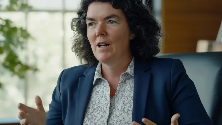 Tiener dreigt voor de derde keer van school gestuurd te worden - als moeder ontdekt wie de nieuwe directeur is!