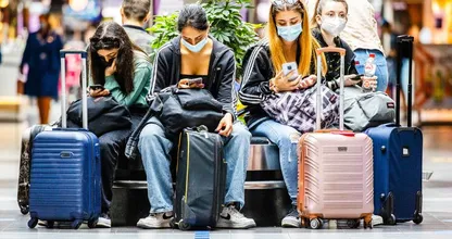Drukte Schiphol houdt aan, nog steeds lange rijen: 'Kom op tijd'