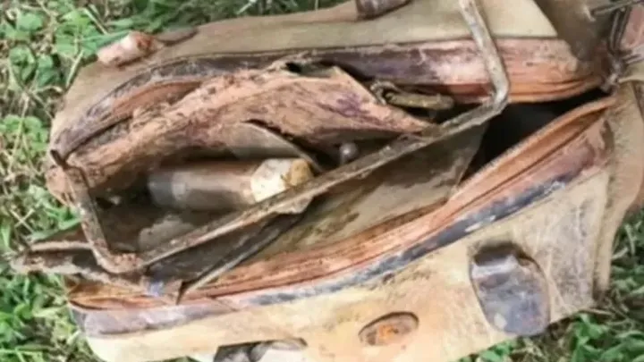 Um garoto tirou uma sacola velha da água, olhou dentro dela e acabou chamando a polícia