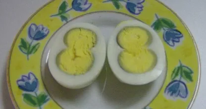 Can you still eat an egg if it has a green yolk after boiling it?