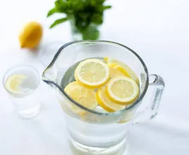 Voici pourquoi vous devriez boire de l'eau citronnée tous les jours