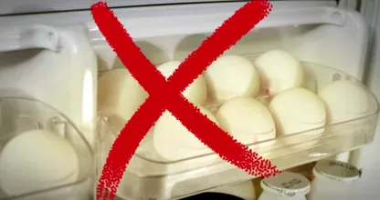 Gardez-vous vos œufs dans la porte du frigo ? Voici pourquoi vous ne devriez pas !