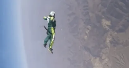 Video: Van 7,6 kilometer hoogte in dit netje springen zonder parachute! Kijk die landing eens!