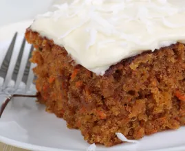 Dieser herrliche Karottenkuchen hat nur 6 Zutaten! Und KEINEN Zucker!