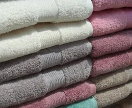 Est-ce que vos serviettes sont rêches et grattent après les avoir lavées ? CETTE astuce vous permettra de les rendre douces et duveteuses !