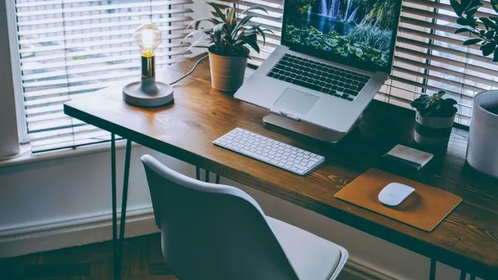 Dit gebeurt er met je lichaam als je de hele dag aan een bureau zit