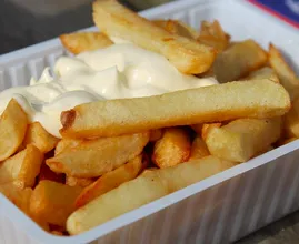 Mit diesen Tricks schmecken deine Pommes wie von der Frittenbude!