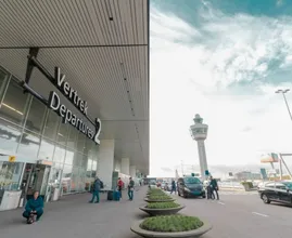 Nog maar een derde van de Schipholbeveiligers is tevreden over baan