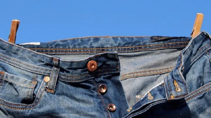 Wie oft wäschst du deine Jeans? Eigentlich gehört sie nur so oft in die Waschmaschine