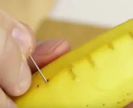 Dein nächster Streich: kleine Löcher mit einer Nadel in die Bananenschale stechen!