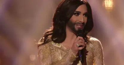 Wauw! Wij zouden Conchita Wurst op straat zo voorbij lopen. Zou jij hem herkennen?