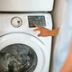 Riecht deine saubere Wäsche immer noch muffig? Dieser raffinierte Trick hilft!