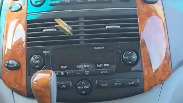 Mit diesem einfachen Wäscheklammer-Trick riecht dein Auto immer frisch und angenehm!